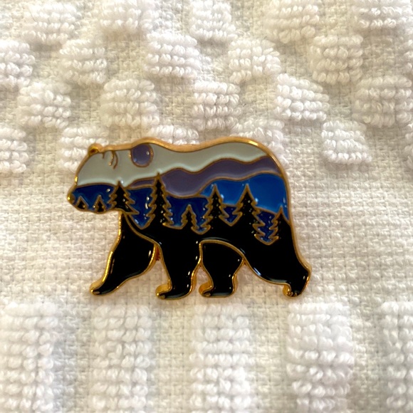 A cute looking bear pin with the horizon - Picture 2 of 4
